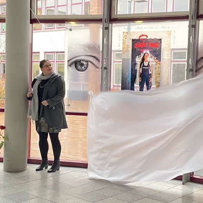 Bild: Elisabeth im Foyer des ELG - Moment der Enthüllung des Kunstwerks - Foto Prochnow ELG.jpg