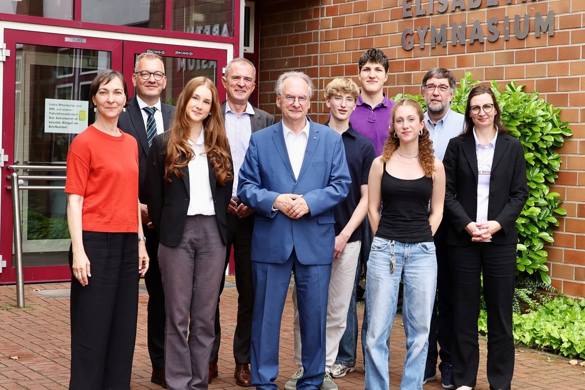 Titelbild für Beitrag: „Die Freiheit ehren“ – Ministerpräsident Dr. Reiner Haseloff im Gespräch mit Schülerinnen und Schülern des Elisabeth-Gymnasiums