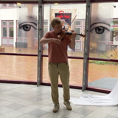 Bild: Friedrich Borggrefe rahmt die Übergabe feier mit seinem Geigenspiel.jpg