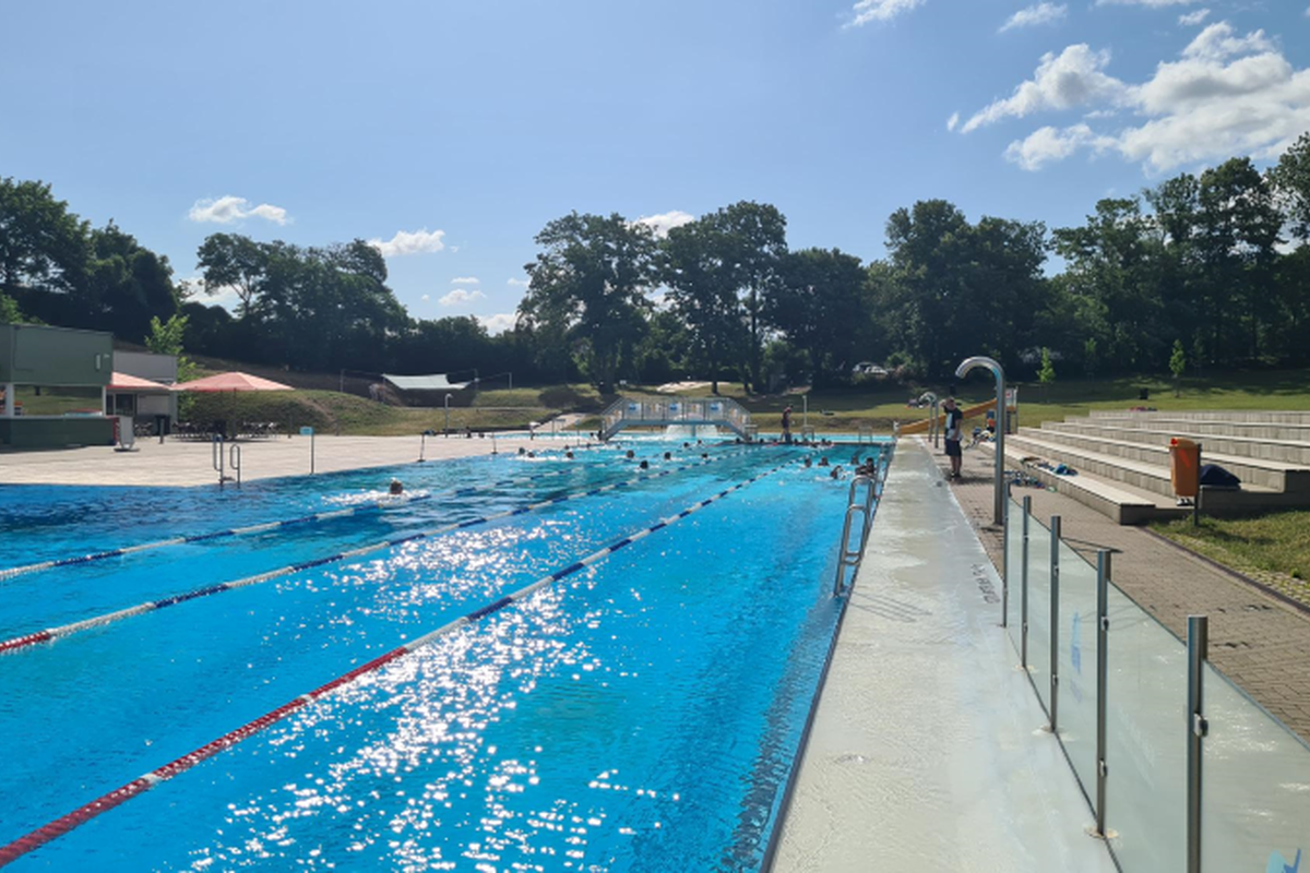 Titelbild für Beitrag: Schwimmen, Springen, Tauchen, Selbst- und Fremdrettung: Das Schwimmlager der 6. Klassen