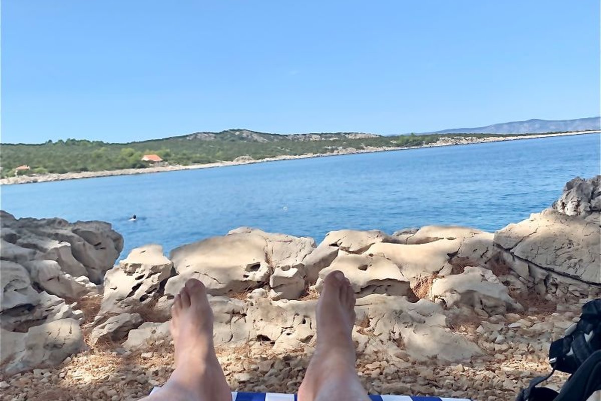 Titelbild für Beitrag: Entspannung im Urlaub auf einer kleinen Insel vor der kroatischen Küste