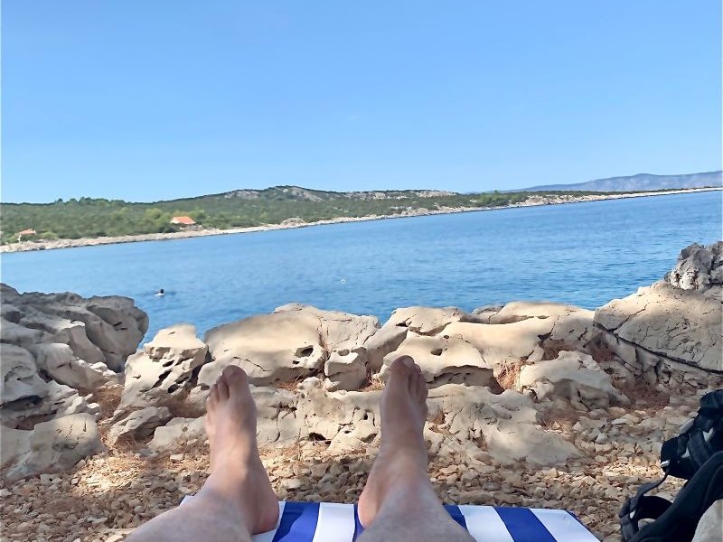 Titelbild für Beitrag: Entspannung im Urlaub auf einer kleinen Insel vor der kroatischen Küste