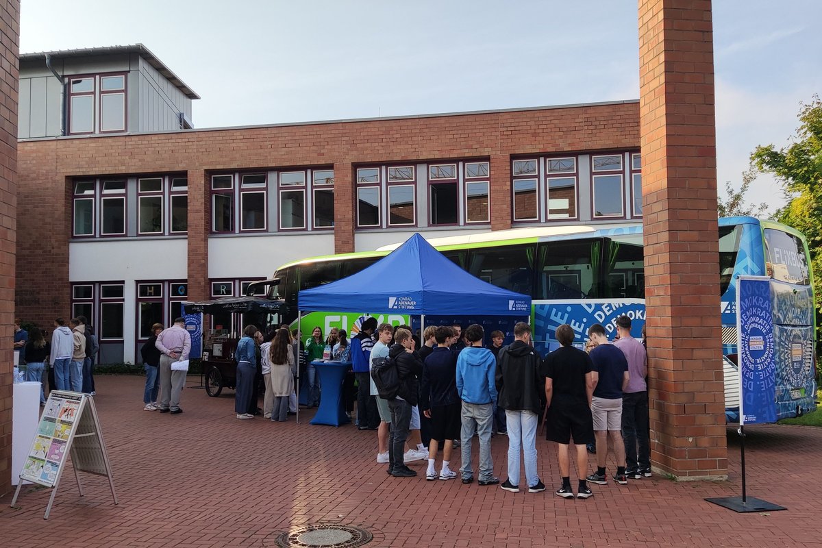 Titelbild für Beitrag: Demokratie-Bus der Konrad-Adenauer-Stiftung zu Besuch am ELG